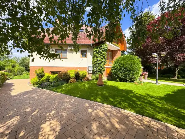 Eladó családi ház, Nagytarcsa 7 szoba 338 m² 199.9 M Ft